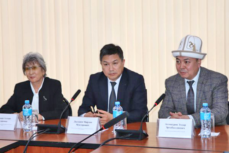 Attokurov-Asanova-i-rektor-600x400.jpg